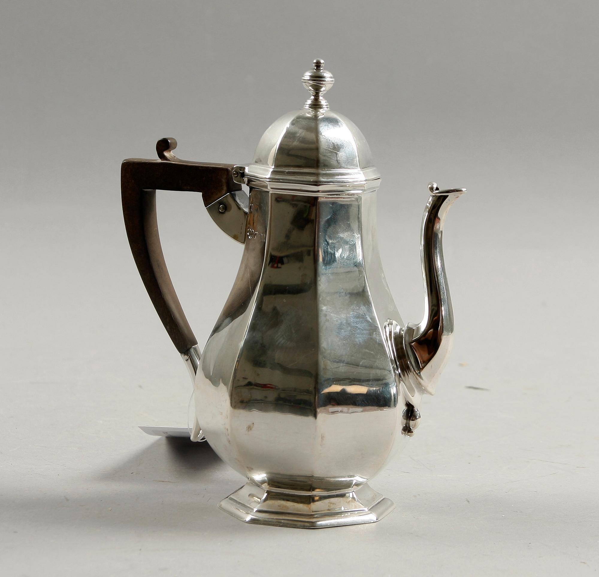 KANNA, silver, Goldsmiths & silversmiths company, England, 1900-talets första hälft.