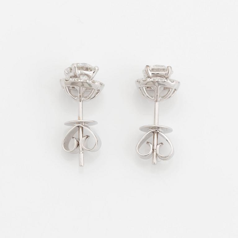 A pair of 18K white gold earrings with round brilliant-cut diamonds with a total weight of ca 1.30 cts.