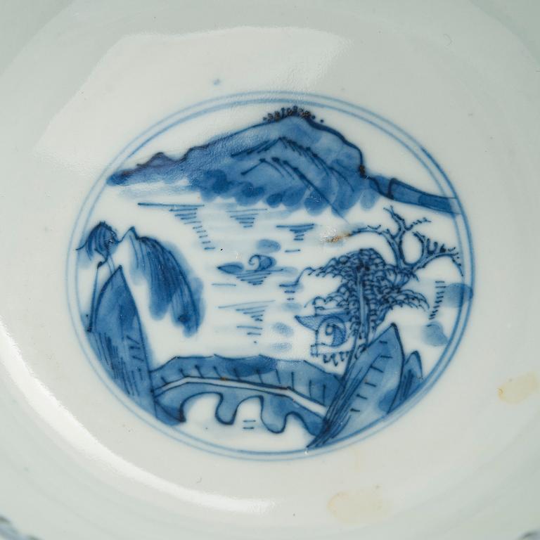 A large blue and white porcelain dish and a bowl. China, late Qing dynasty.
