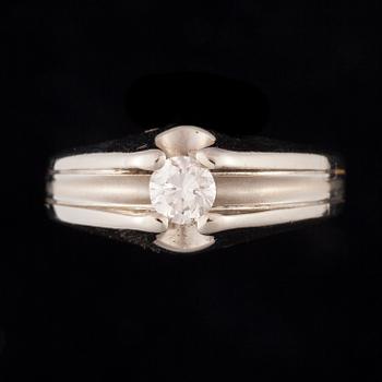 RING, 18K vitguld, briljantslipad diamant. Vikt ca 8,1 g.