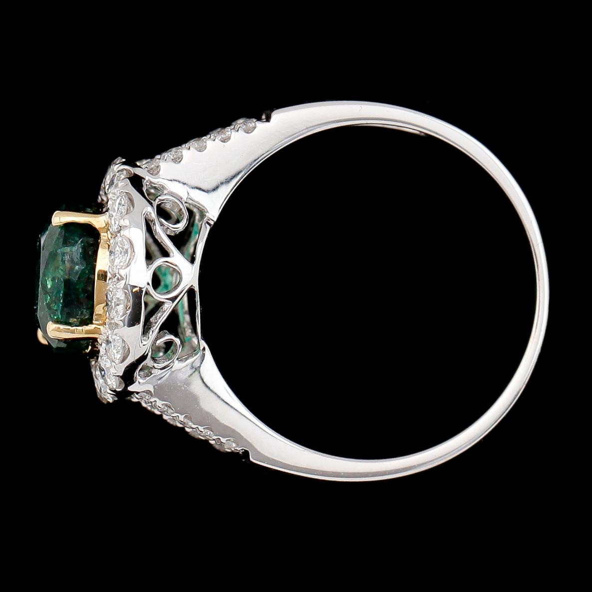 RING, 18K guld/vitguld, smaragd ca 2.36 ct. samt diamanter tot ca 0.62 ct.
