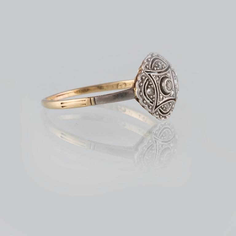 RING, 18K guld med en äldre briljantslipad och 4 rosenslipade diamanter, importstämplad. Vikt 2,0 gram.