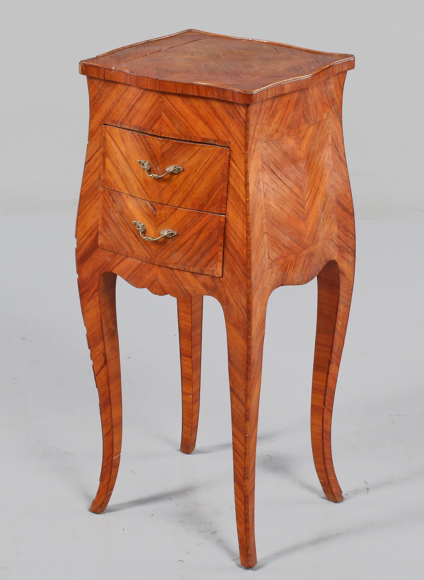 SÄNGBORD, rokokostil, 1900-talets första hälft.