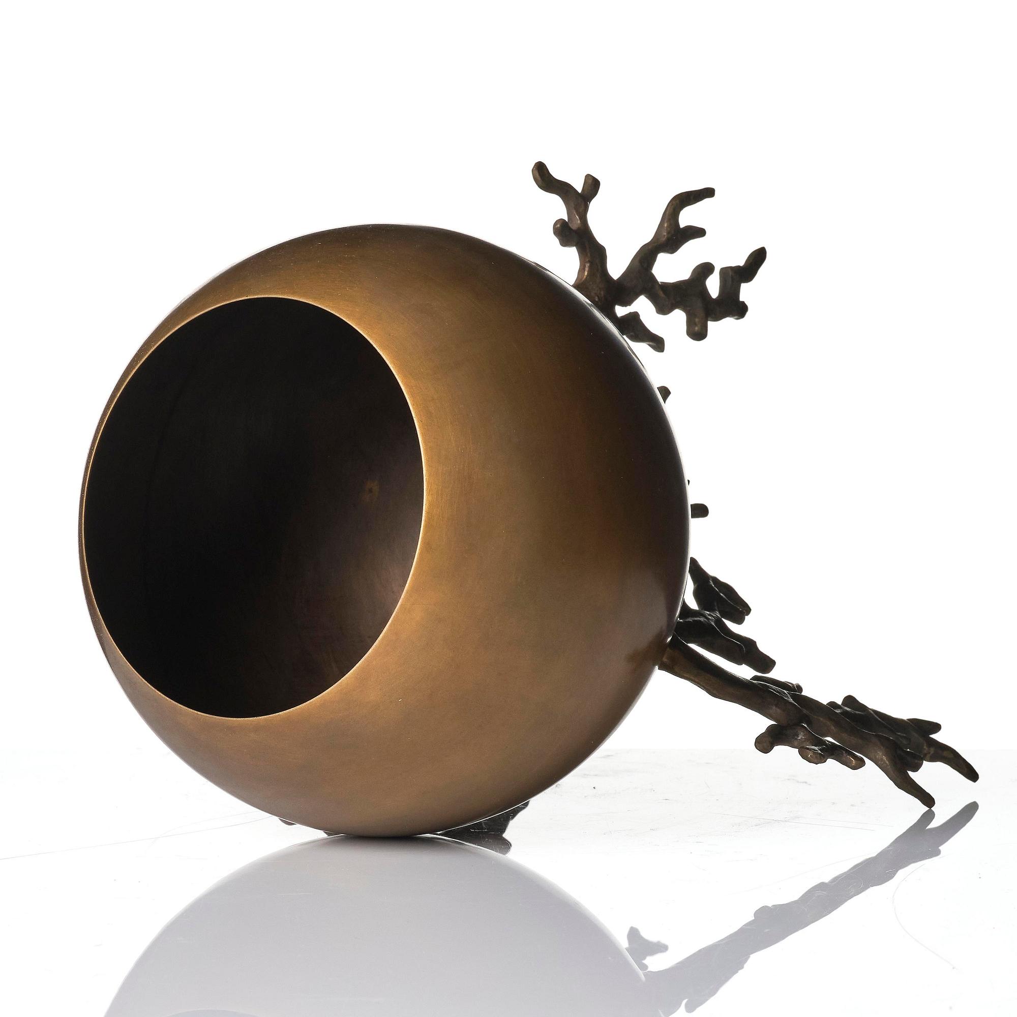 Hervé van der Straeten, "Coupe Boule", urna, patinerad brons, 2000-tal.