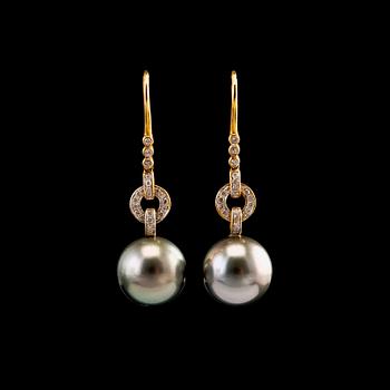 A PAIR OF EARRINGS, tahitian pearls 13 mm. Brilliant cut diamonds c. 0.40 ct. 18K gold. Length 4 cm.