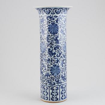 A chinese blue and white trumpet shaped vase, Qing Dynasty, 19th century.