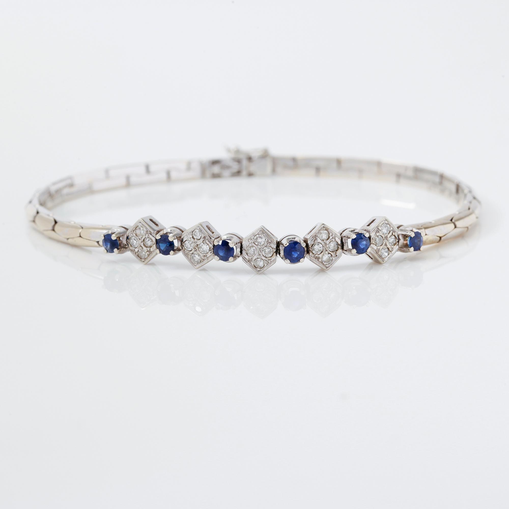 ARMBAND, 18K vitguld, diamanter och safirer.