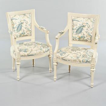 KARMSTOLAR, ett par, gustaviansk stil, 1900-talets första hälft.