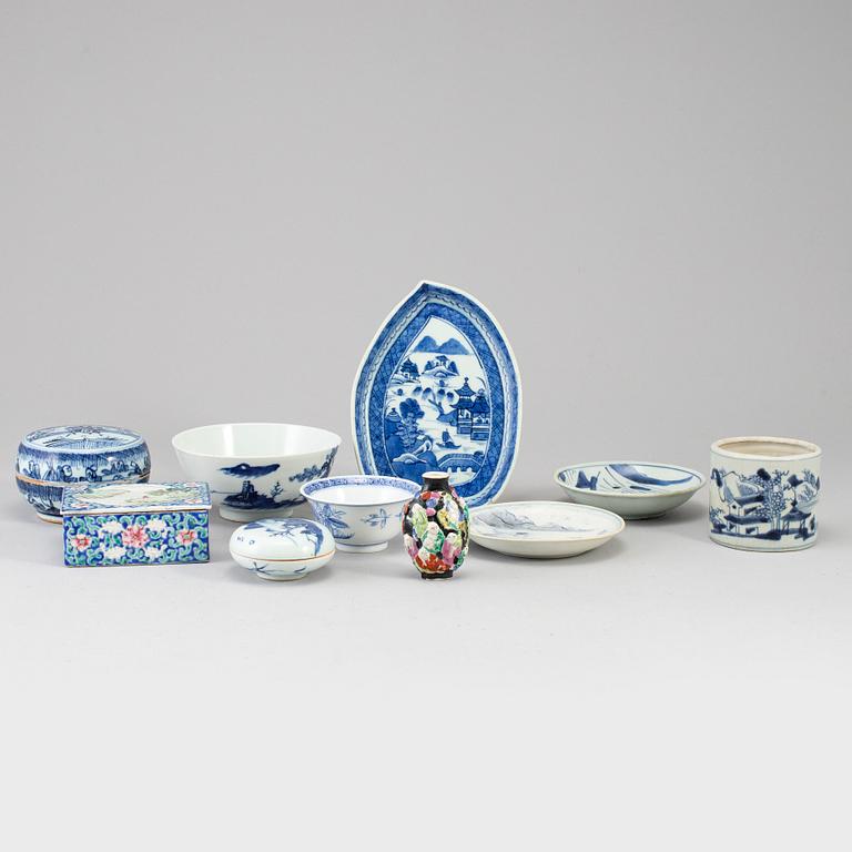 A group of Chinese ceramics, 19th/20th Century. (10 pieces).