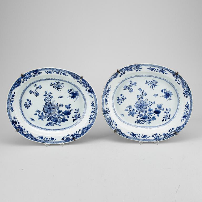 STEKFAT, ett par, porslin, Kina Qianlong (1736-1795).
