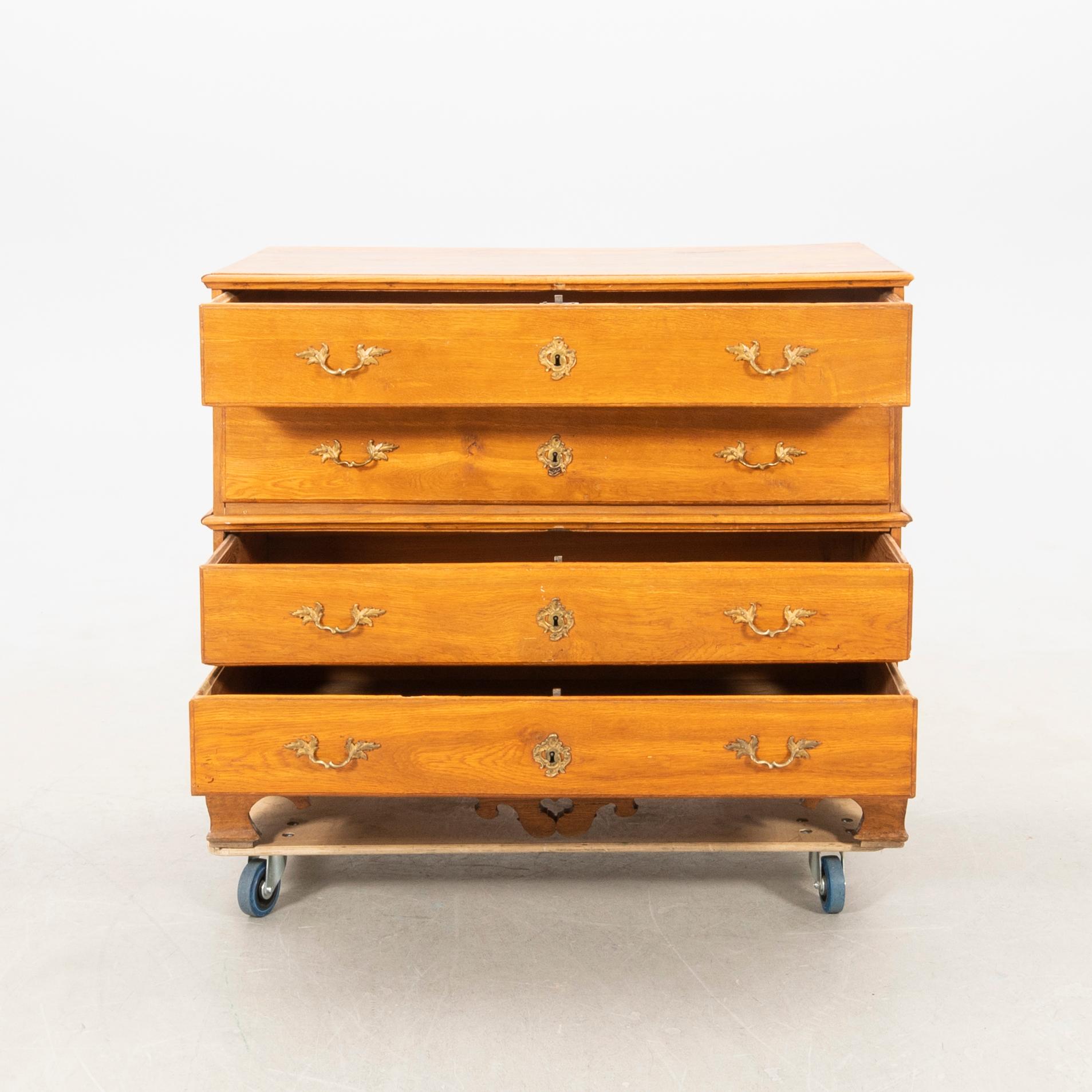 Drawer chest, late 18th century.
