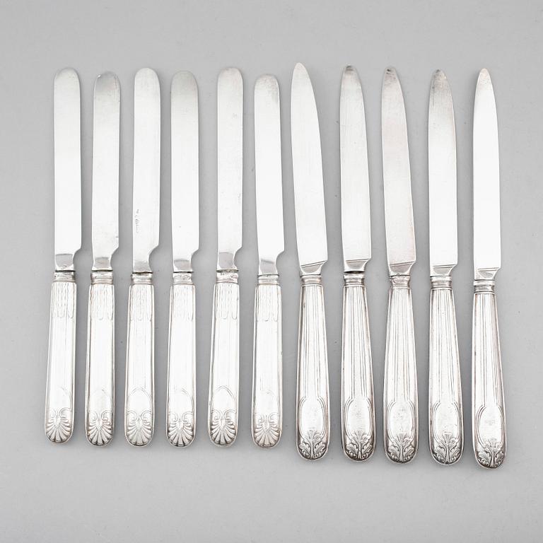 FRUKTKNIVAR, 11 st (5+6), snarlika, silver, 1800-talets första hälft. Vikt ca 418 gram.