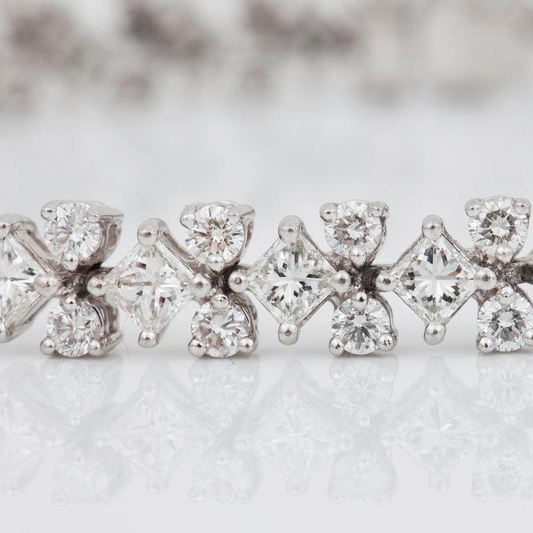 A brilliant- and princess-cut diamond, 7.00 cts in total according to engraving, bracelet.