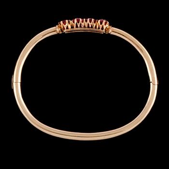 ARMBAND, 14k guld med 4 syntetiska rubiner, utländska stämplar. Vikt 10 g.