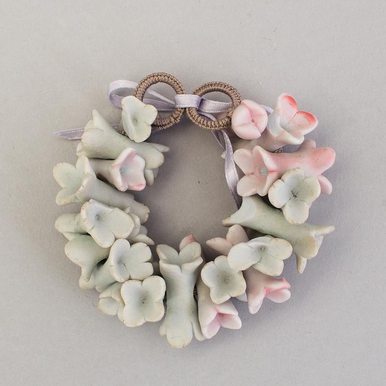 STIG LINDBERG, halsband samt armband av parian, Gustavsberg 1949.