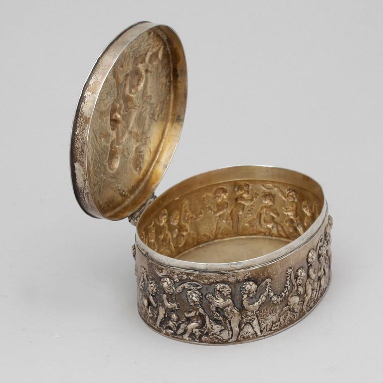 DOSA, silver, barockstil, möjligen Tyskland, 1900-tal. Vikt ca 178 gram.