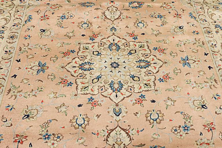 A Kashan crpet, a. 284 x 181 cm.