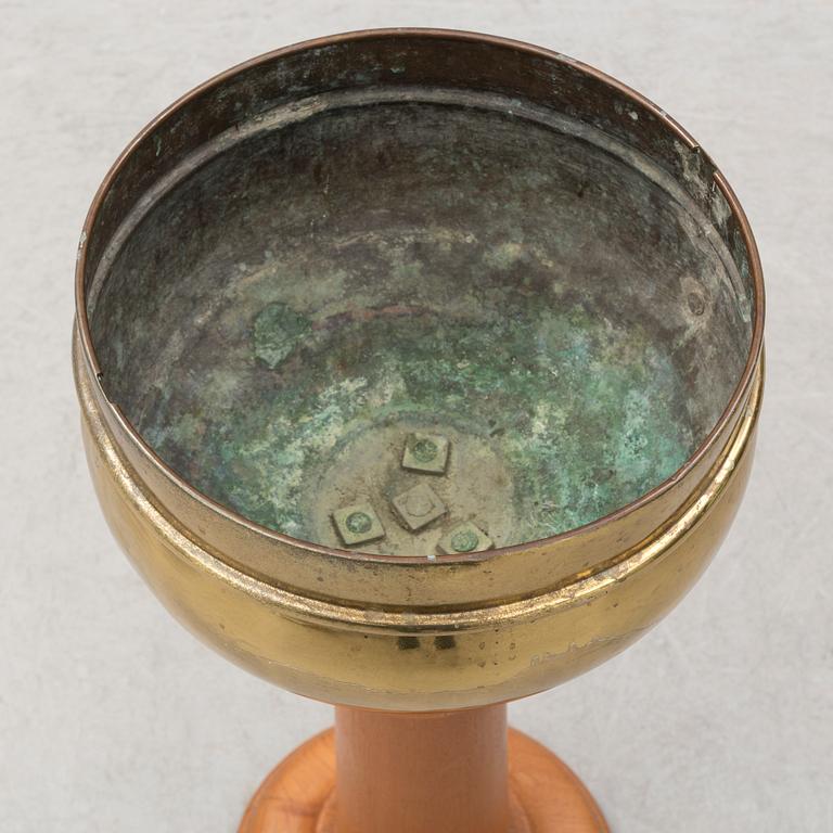 A brass and oak champagne cooler, early 20th Century.