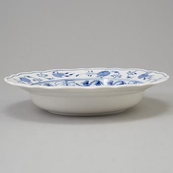 CRÈMEKOPPAR med LOCK och FAT, 12 st, BÄRTALLRIKAR, 12 st, samt DJUP TALLRIK, porslin, Meissen, 1900-tal.