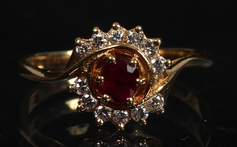 RING, 18 K guld, med tolv briljanter samt en rubin.