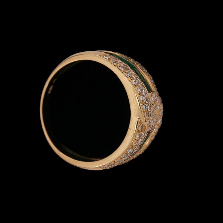 An emerald ring set with brilliant-cut diamonds, total carat weight circa 1.16 ct.