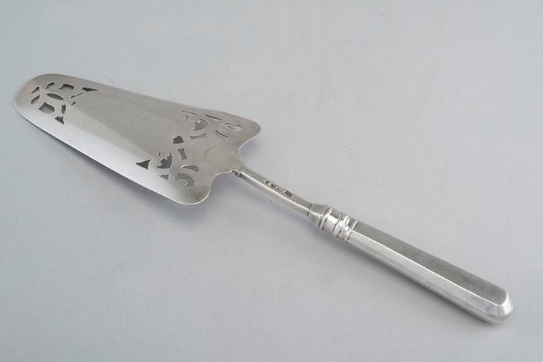 FISKSPADE, 84 silver. J. E. Sällman St. Petersburg 1860. Längd 31 cm, vikt 131 g.