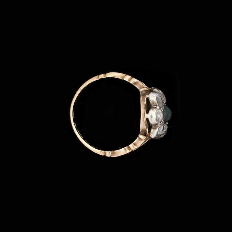 RING, 18k guld med cabochonslipad smaragd och rosenslipade diamanter. Sverige, 1944. Vikt 3,9g.