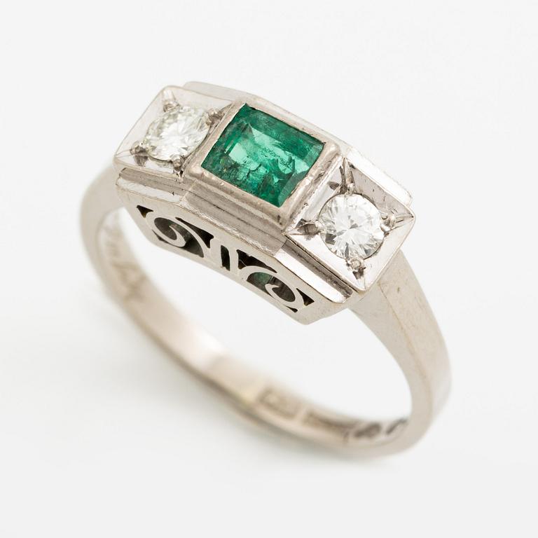 Ring, 18K vitguld med smaragd och två briljantslipade diamanter.