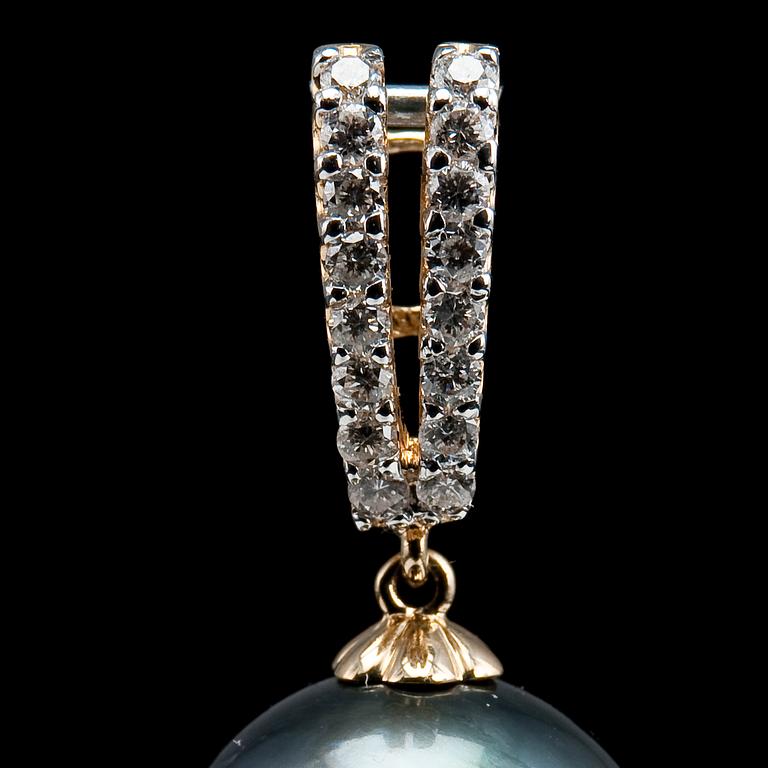 A PENDANT, 18K gold. Tahitian pearl Ø 14 mm. 16 brilliant cut diamonds tot. c. 0,24 ct.