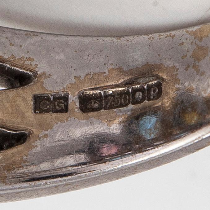Cassandra Goad, sormus, "Cirkel", 18K valkokultaa, timantteja noin 0.08 ct ja monivärisiä jalokiviä. Lontoo.