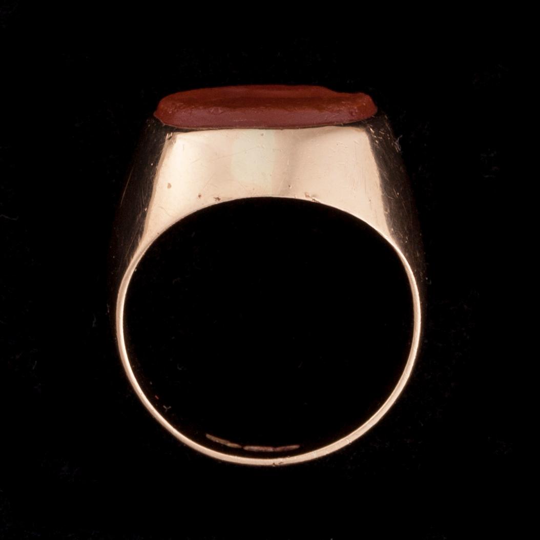 RING, 14K guld, graverad karneol. Gravfynd från Mykene, ringen gjord i Finland. Vikt ca 7,4 g.