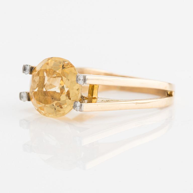 Ring in 18K gold with a faceted citrine and round brilliant-cut diamonds, Stockholm 1975.