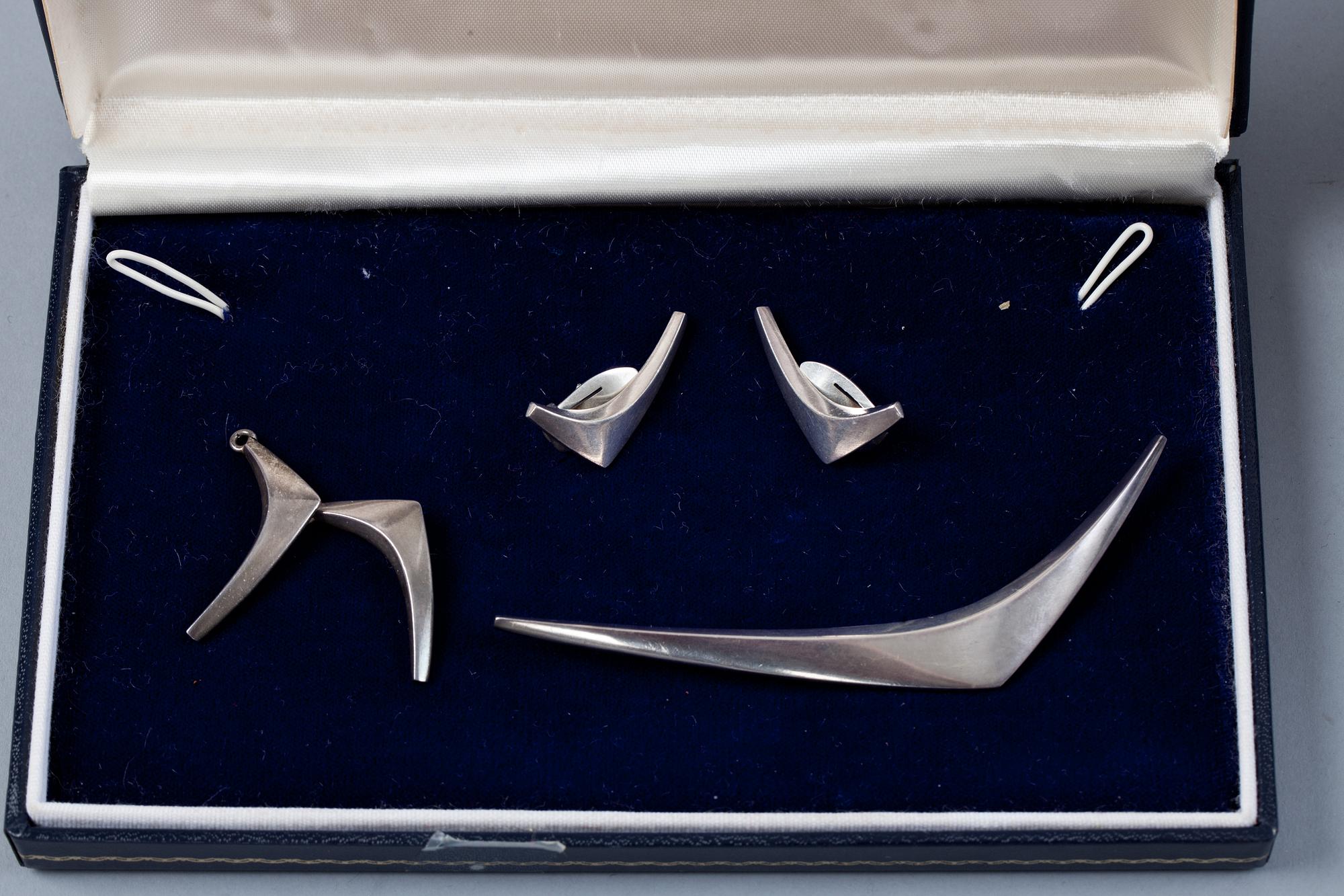 COLLIER, BROSCH och ÖRHÄNGEN, ett par. Sterling silver, Danmark. Vikt tot ca 100 g.