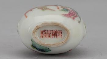 SNUSFLASKA, porslin, Kina 1800-talets slut.