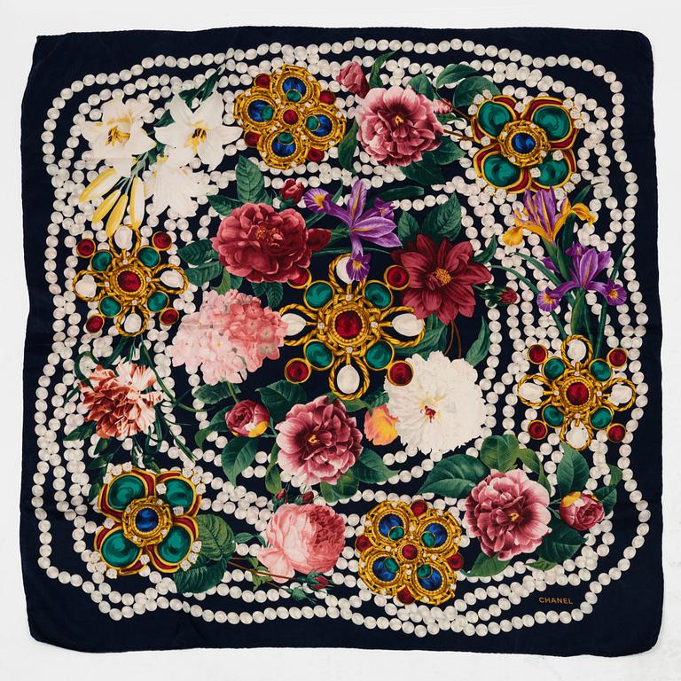 Chanel, sjal samt scarf.