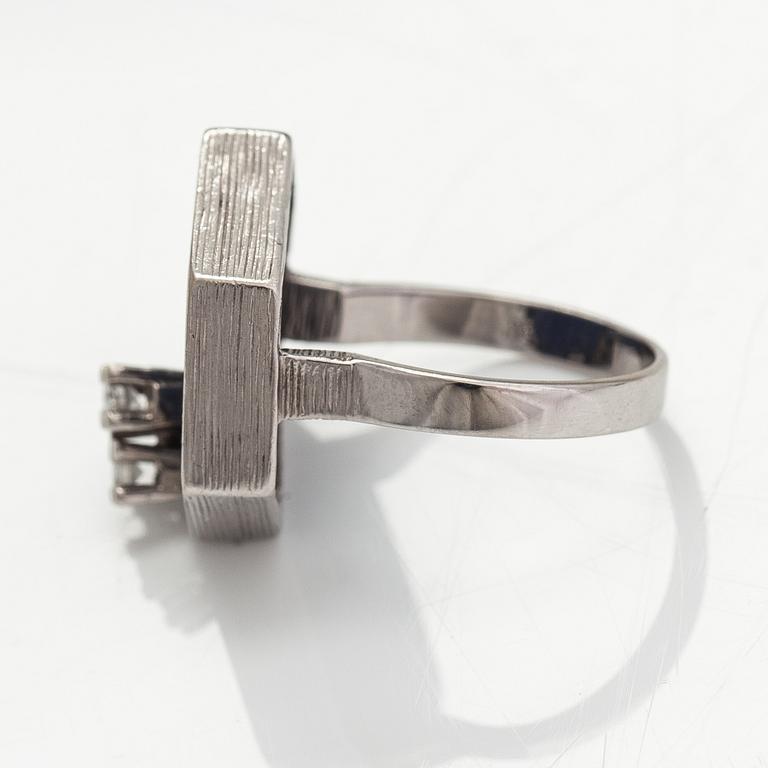 Ring, 14K vitguld, lapis lazuli och diamanter ca 0.16 ct tot.