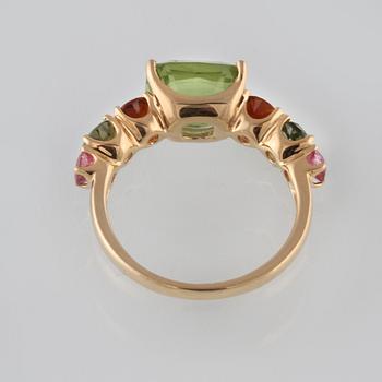 RING, 18K guld med fasettslipad peridot ca 3,02 ct samt turmaliner ca 1.25 ct. Vikt 3,7 gram.