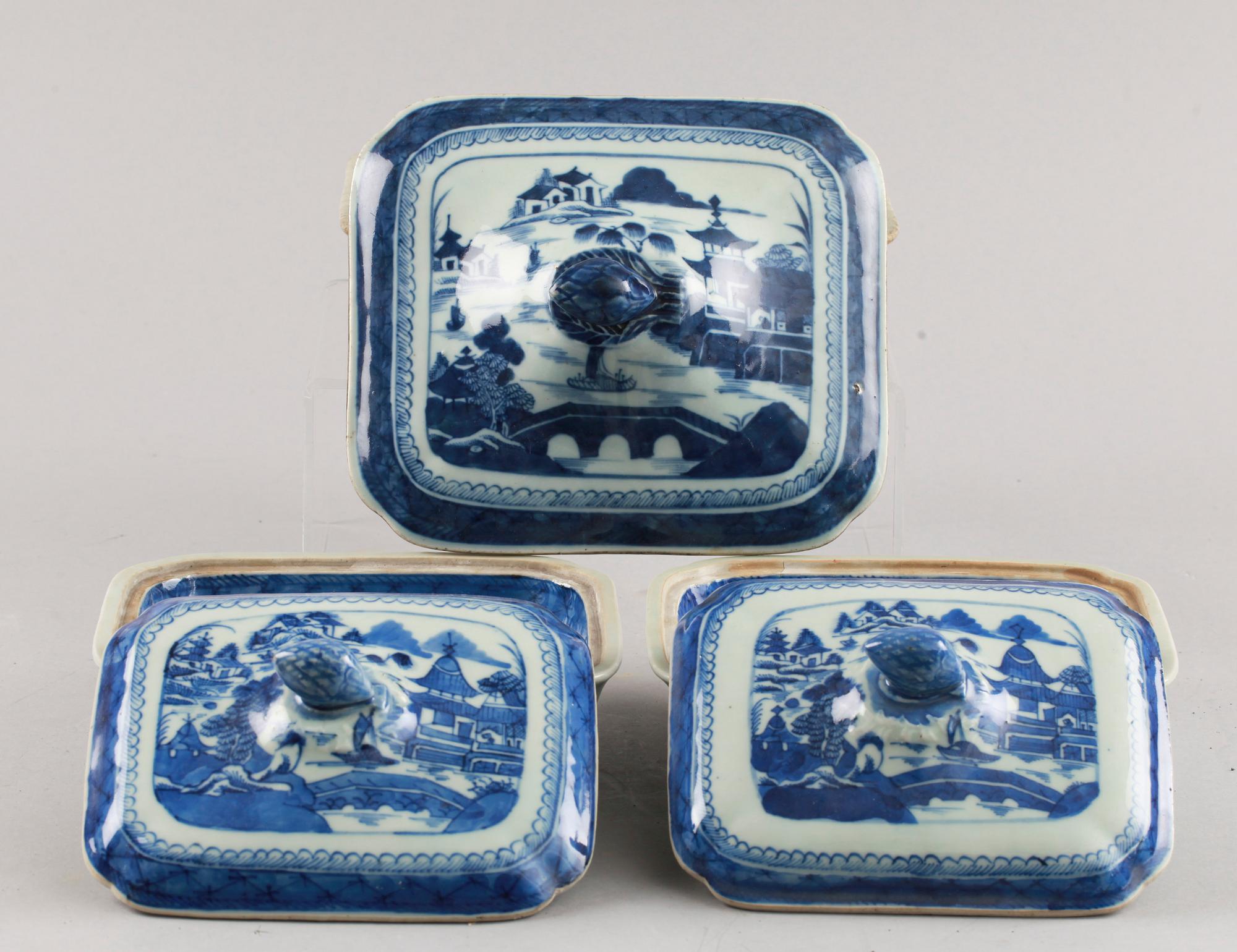 KAROTTER MED LOCK, 2+1, porslin, Jiaqing, Kina tidigt 1800-tal.