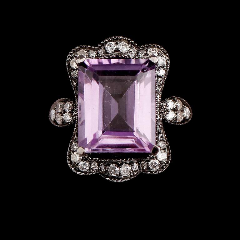 RING, 18 k vitguld, ametist 5.49 ct och diamanter 0.34 ct.