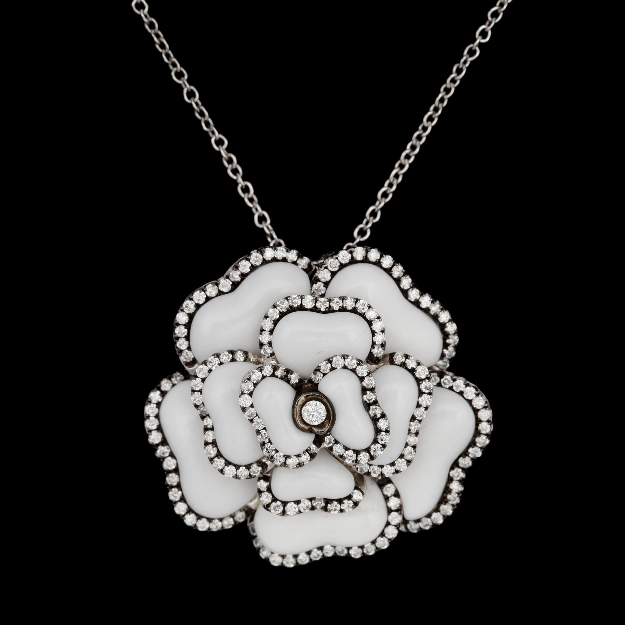 A white agate and brilliant cut diamond pendant, tot. 0.90 cts.