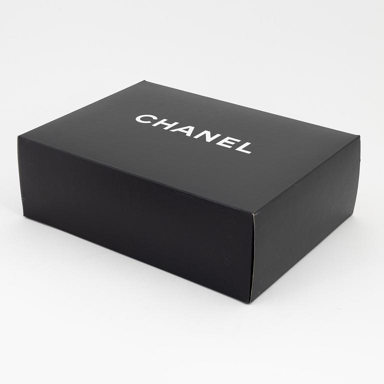 Chanel, a black caviar leather briefcase.