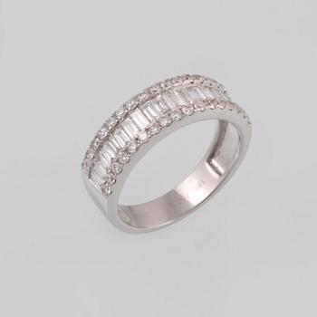 RING, 18K vitguld med briljant och baguettslipade diamanter 1.08 ct. Vikt 4,6 gram.