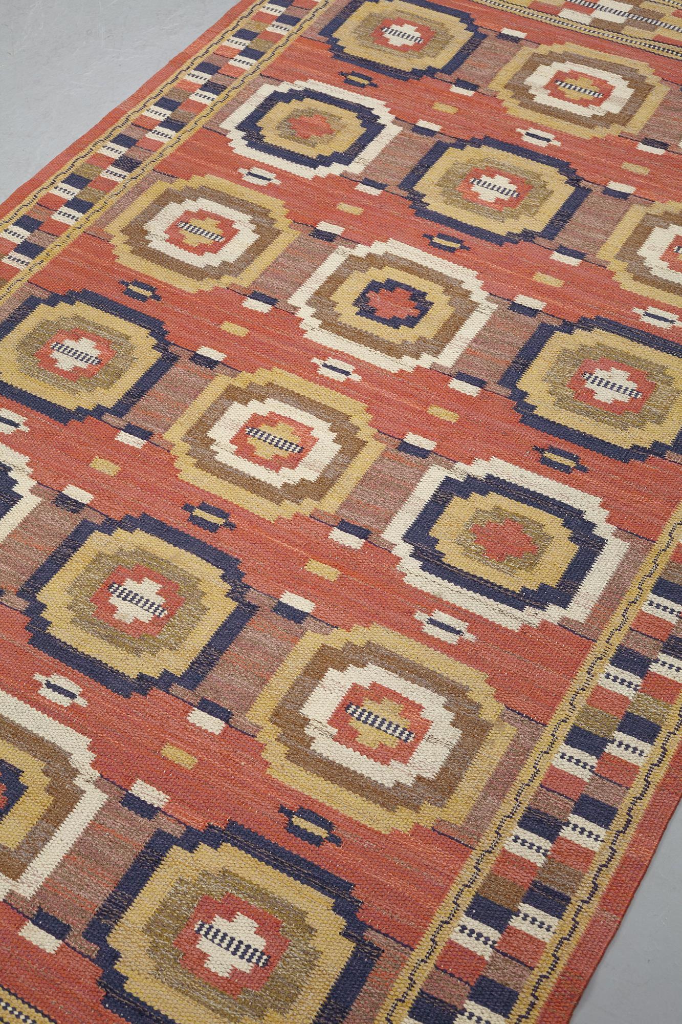 Märta Måås-Fjetterström, matta, "Röda åttan", rölakan, ca 255-257 x 149-150,5 cm, signerad AB MMF.