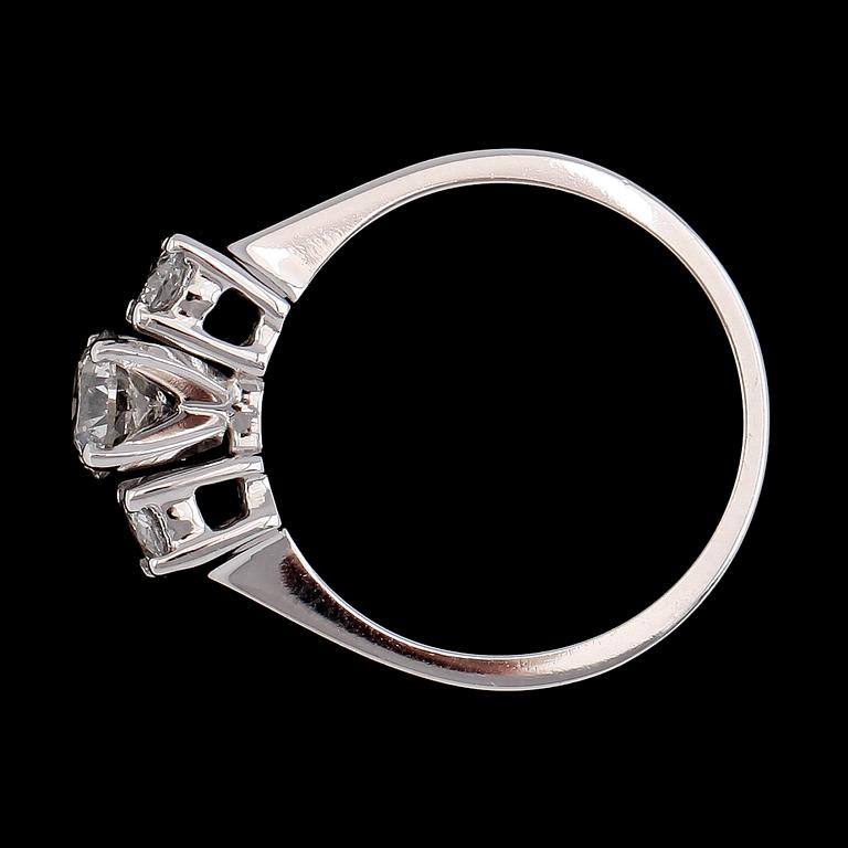 RING, 14K vitguld, 3 briljantslipade diamanter tot ca 0.94 ct.