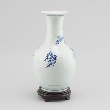 A porcelain vase from China, around the year 1900.