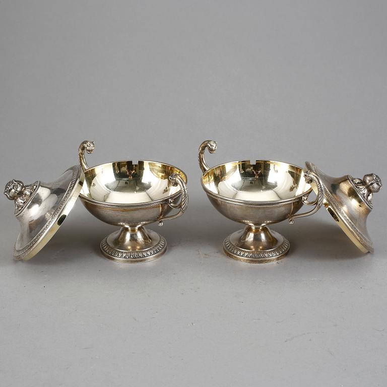 SOCKER/KONFEKTSKÅLAR, ett par, silver, empirestil, CG Hallberg, Stockholm 1911. Tot ca 848 gram.