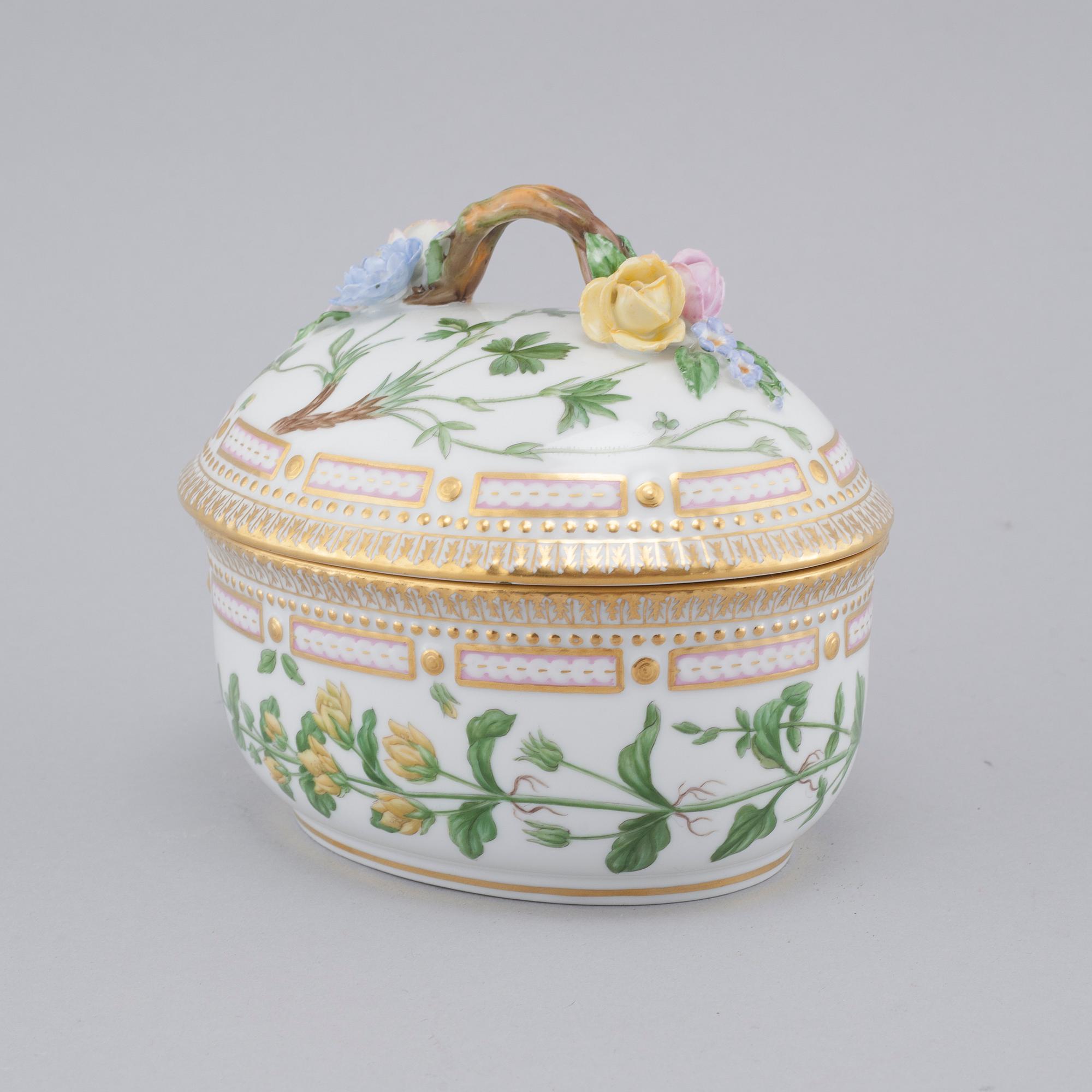 A "Flora Danica" porcelain bomboniere by Royal Copenhagen, third quarter of the 20th century.