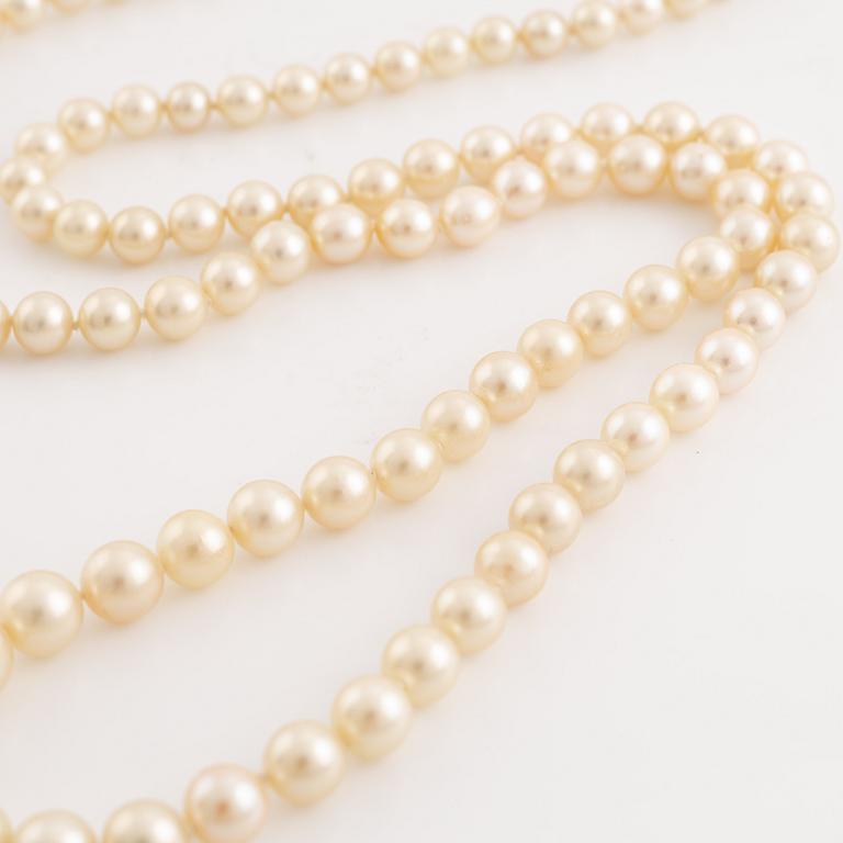 A cultured pearl necklace witk an 18K gold clasp set with eight-cut diamonds.
