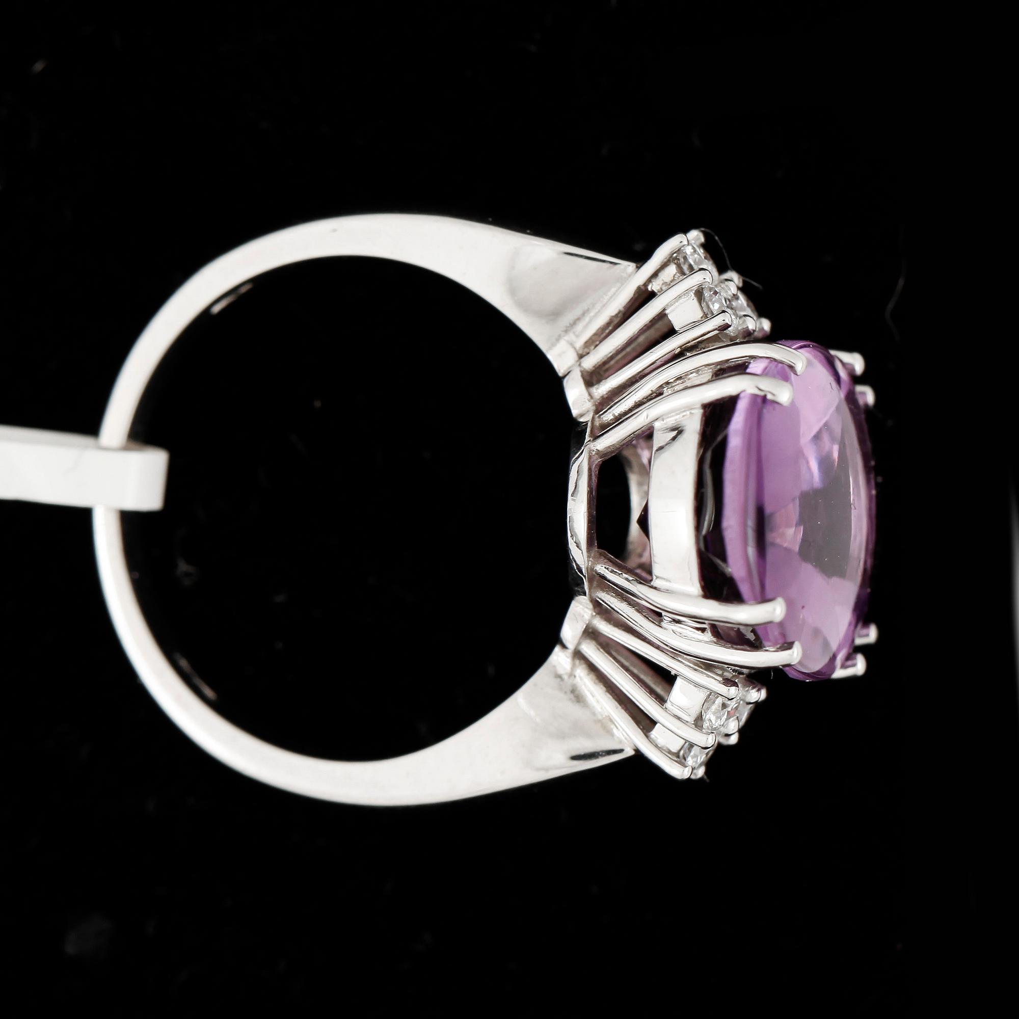 RING, 18k vitguld med ametist ca7,36ct och briljantslipade diamanter tot ca0,20ct. Vikt ca7,6g.