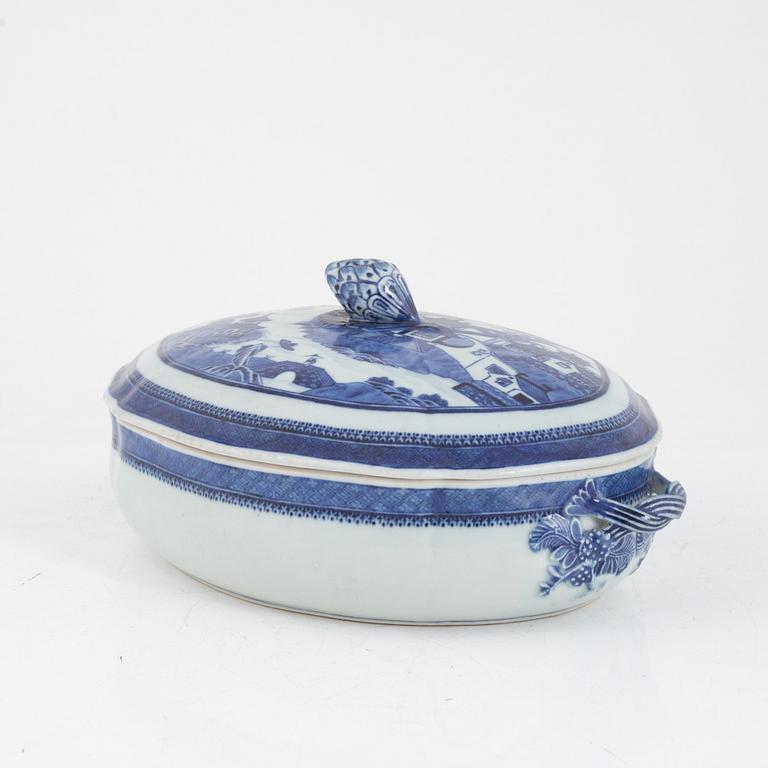 A tureen and nice plates, export porcelain, China, 18th century.